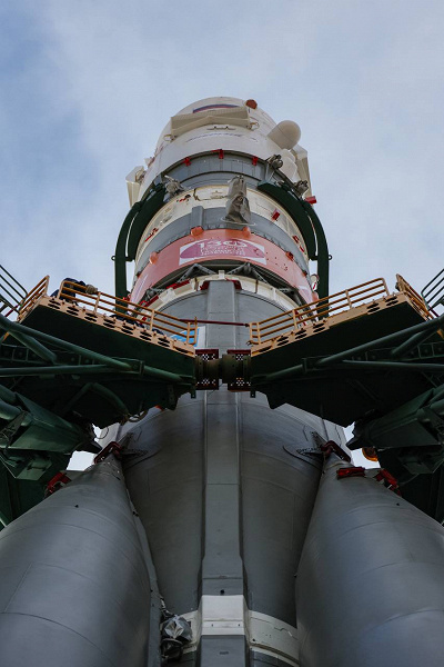 «Особенный» рассвет на Байконуре: ракету с пилотируемым «Союзом» вывезли на стартовый комплекс